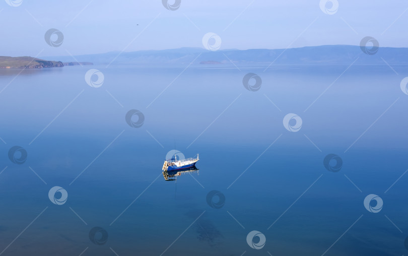 Скачать Вид на озеро Байкал ранним летним утром. Остров Ольхон. Судно на озере. фотосток Ozero