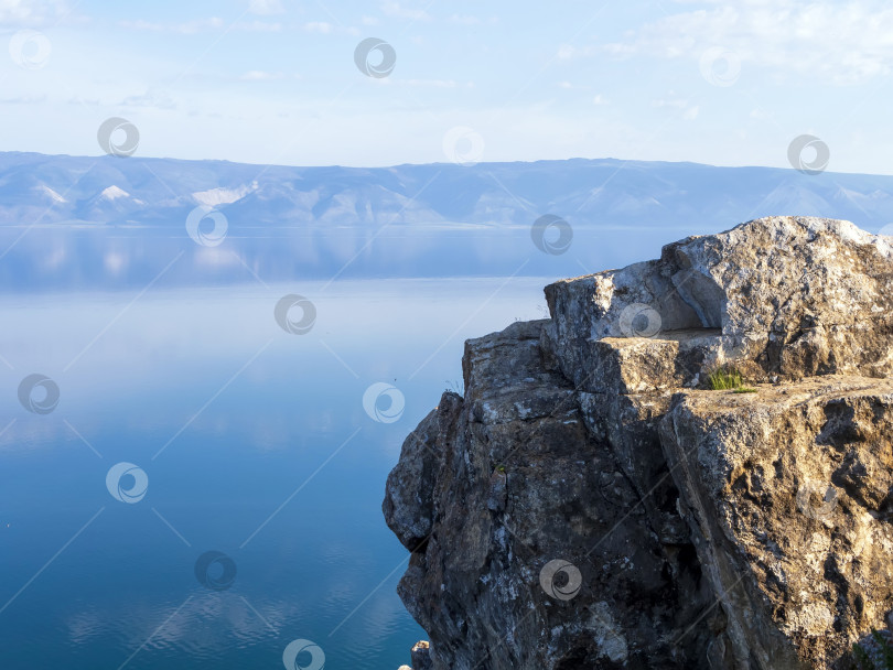 Скачать Вид на озеро Байкал ранним летним утром. Остров Ольхон. фотосток Ozero