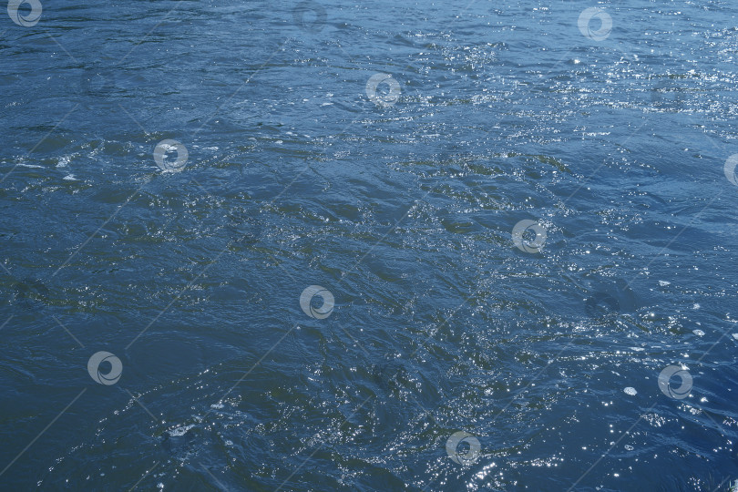 Скачать Морская голубая вода, переливающаяся на солнце. Текстура фотосток Ozero