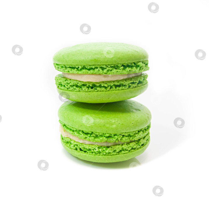 Скачать два ярко-зеленых миндальных печенья, одно поверх другого, на белом изолированном фоне фотосток Ozero