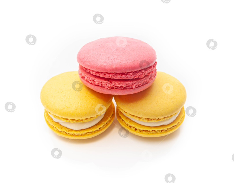 Скачать три миндальных печенья в форме пирамиды одно розовое и два желтых на белом изолированном фоне фотосток Ozero
