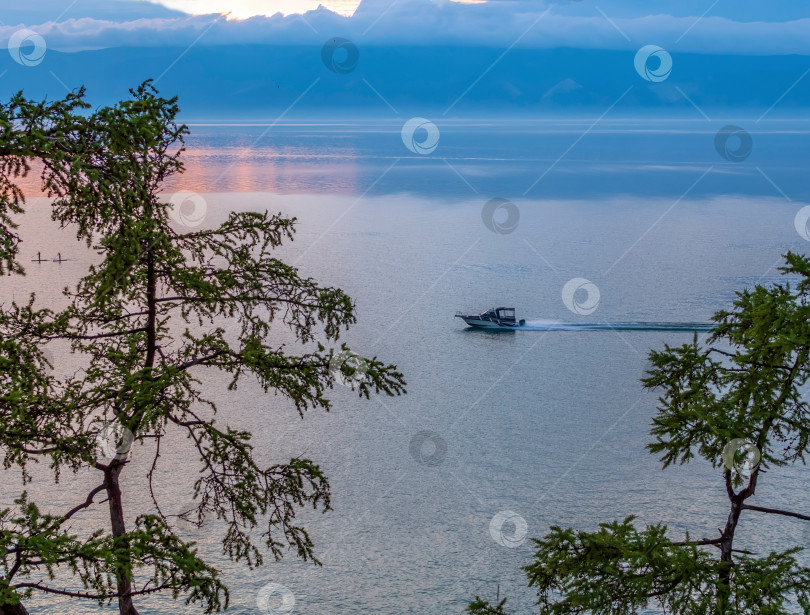 Скачать Вид на озеро Байкал ранним летним утром. фотосток Ozero