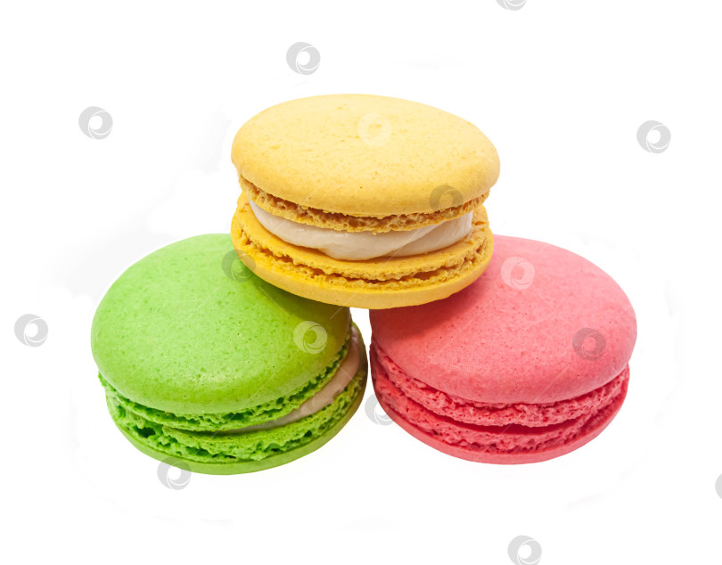 Скачать три миндальных печенья, розовое, желтое, зеленое на белом изолированном фоне фотосток Ozero