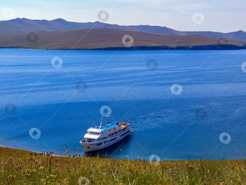 Скачать Корабль пришвартован на диком берегу озера Байкал. фотосток Ozero