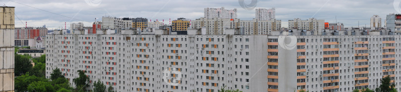 Скачать Панорама длинного дома времен СССР на фоне новостроя в Люблино фотосток Ozero