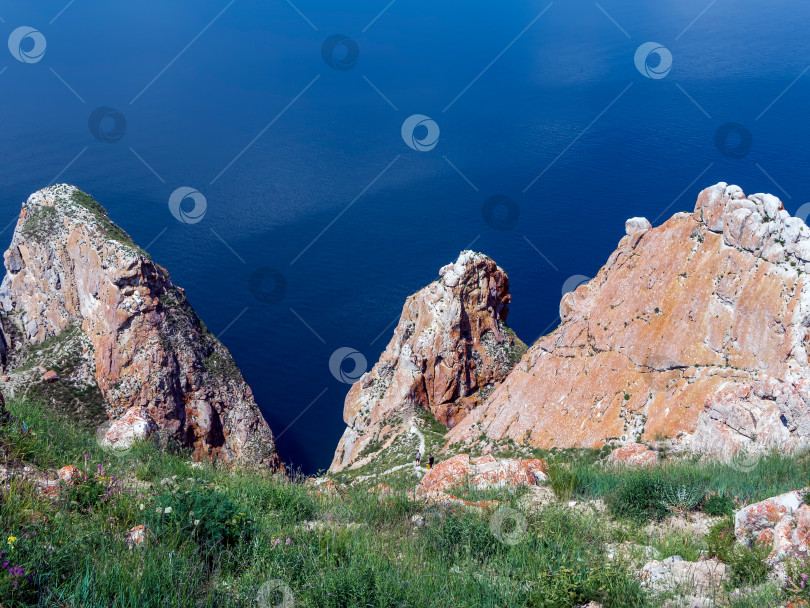 Скачать Вид на озеро Байкал ранним летним утром. Остров Ольхон. фотосток Ozero