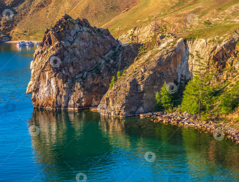 Скачать Вид на крутой берег озера Байкал солнечным вечером. фотосток Ozero