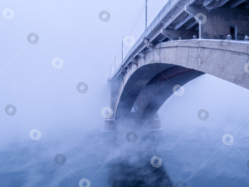 Скачать Мост через реку зимой. Суровые зимние морозы. фотосток Ozero