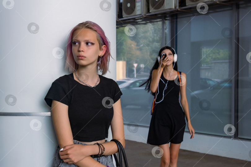Скачать девочки-подростки на городской улице фотосток Ozero