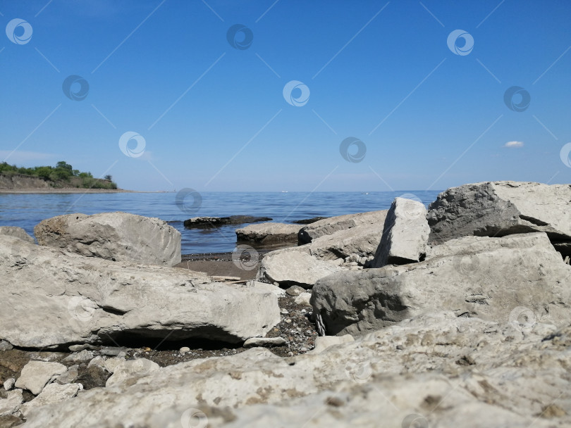 Скачать Большие камни на берегу реки фотосток Ozero