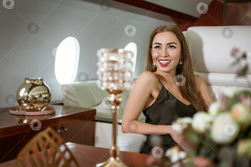 Скачать Красивая богатая женщина в частном самолете первого класса фотосток Ozero