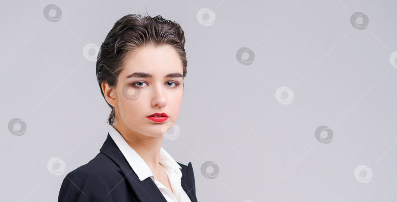 Скачать Укороченный портрет успешного уверенного в себе генерального директора, молодой женщины в официальной одежде фотосток Ozero