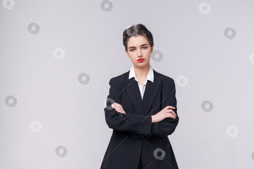 Скачать Привлекательная деловая молодая женщина позирует в деловом черном костюме с короткими фотосток Ozero