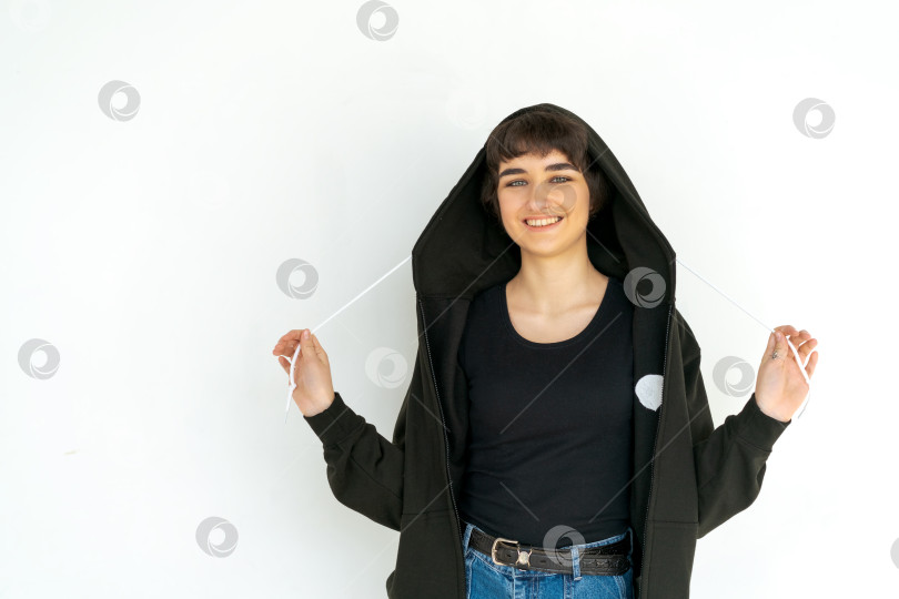 Скачать Молодая женщина с черными короткими волосами позирует в студии. Одетый в черное фотосток Ozero