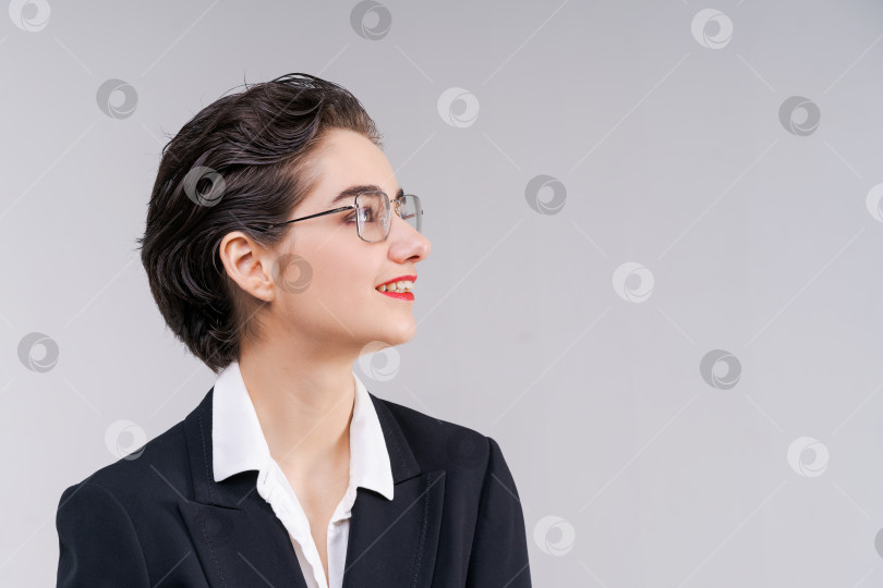 Скачать Портрет молодой деловой женщины крупным планом, которая выглядит счастливой и уверенной в себе. Улыбка фотосток Ozero