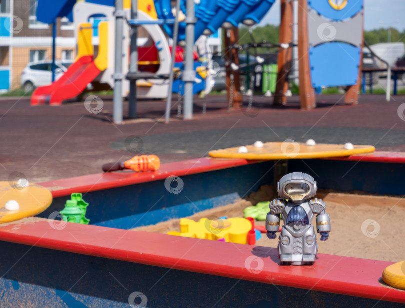 Скачать игрушки в песочнице на детской площадке фотосток Ozero