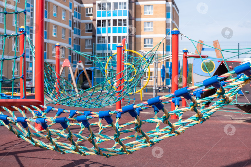 Скачать детская площадка во дворе таунхауса фотосток Ozero