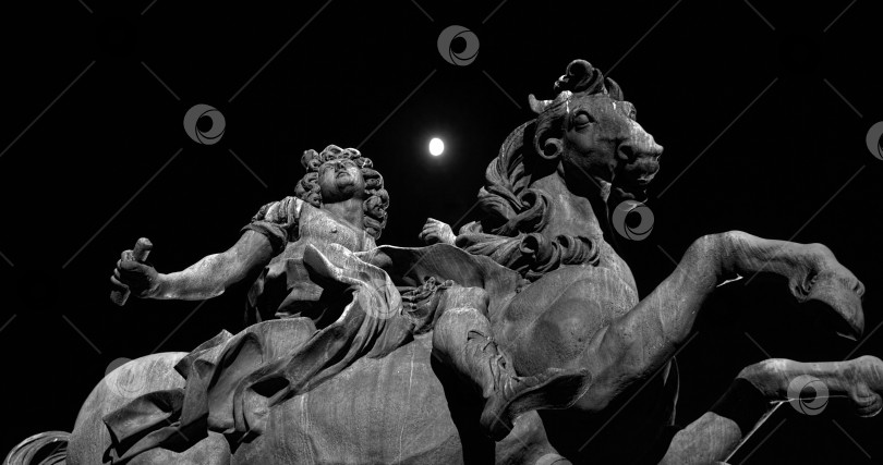 Скачать The statue in the moonlight. Статуя под луной. Париж, Лувр. Конная статуя Людовика XIV в лунном свете фотосток Ozero