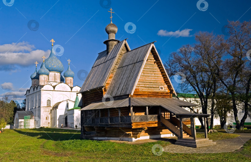 Скачать Деревянная церковь и белокаменный собор. фотосток Ozero