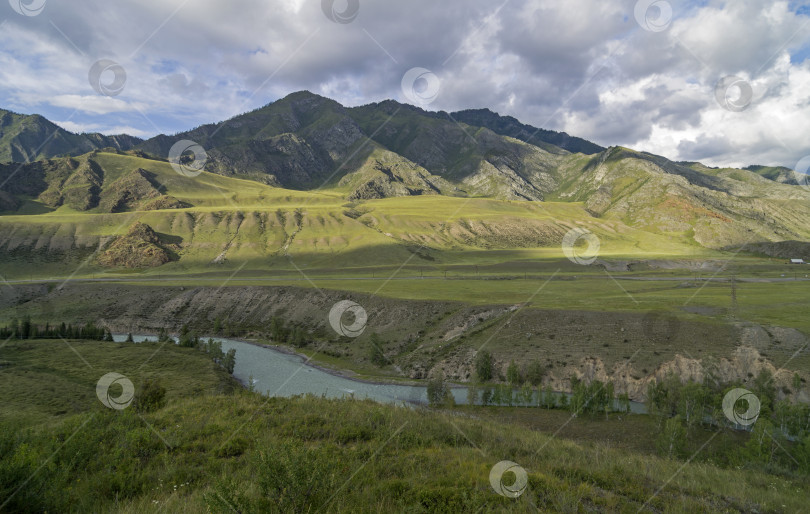 Скачать Горная долина под вечерним солнцем. Алтай, Россия. Река Чуя фотосток Ozero