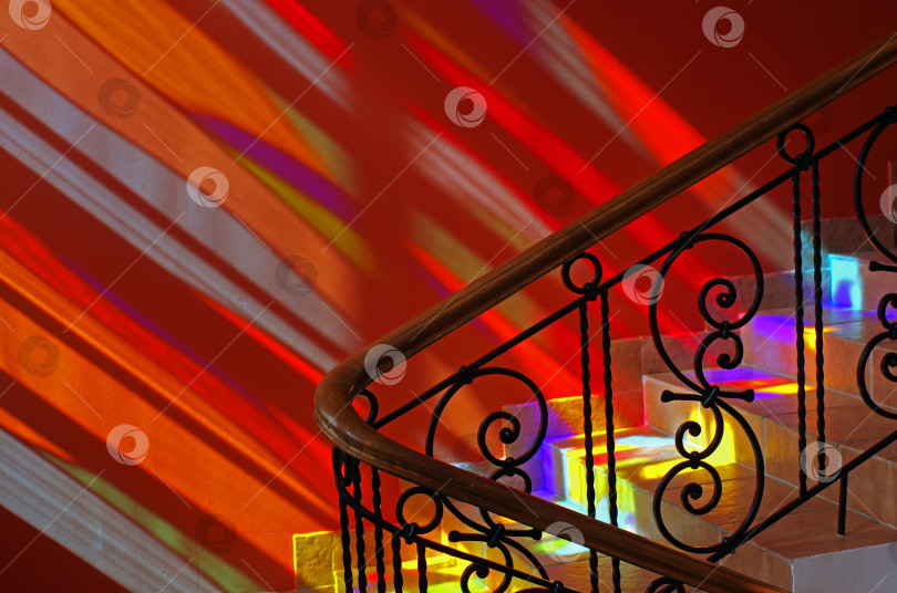 Скачать Пятна разноцветного света на лестнице. фотосток Ozero