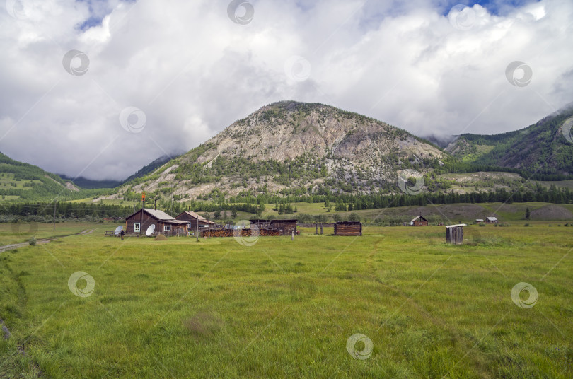 Скачать Маленькая деревушка в горах. фотосток Ozero