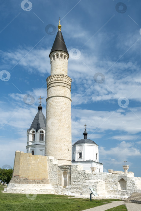 Скачать Мусульманский минарет 14 века и более поздняя православная церковь. фотосток Ozero