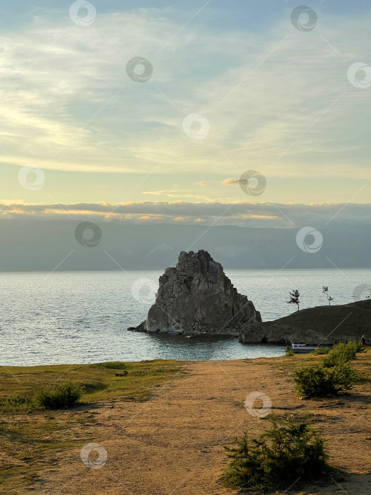 Скачать Скала Шаманка на острове Ольхон на закате, озеро Байкал, Россия фотосток Ozero