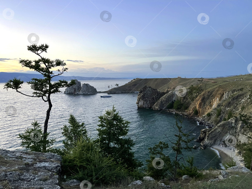 Скачать Скала Шаманка на острове Ольхон на закате, озеро Байкал, Россия фотосток Ozero