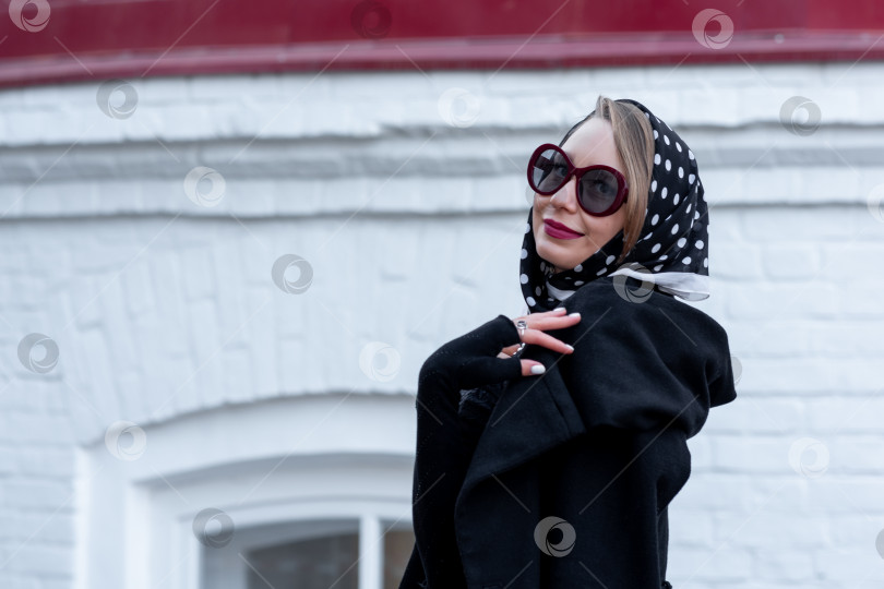 Скачать молодая женщина в платке в стиле ретро идет по улице фотосток Ozero