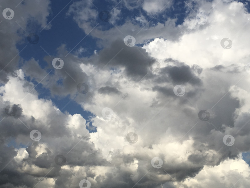 Скачать Впечатляющее небо с грозовыми облаками в солнечный день фотосток Ozero