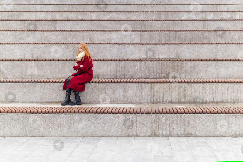 Скачать молодая женщина сидит одна на пустых трибунах фотосток Ozero