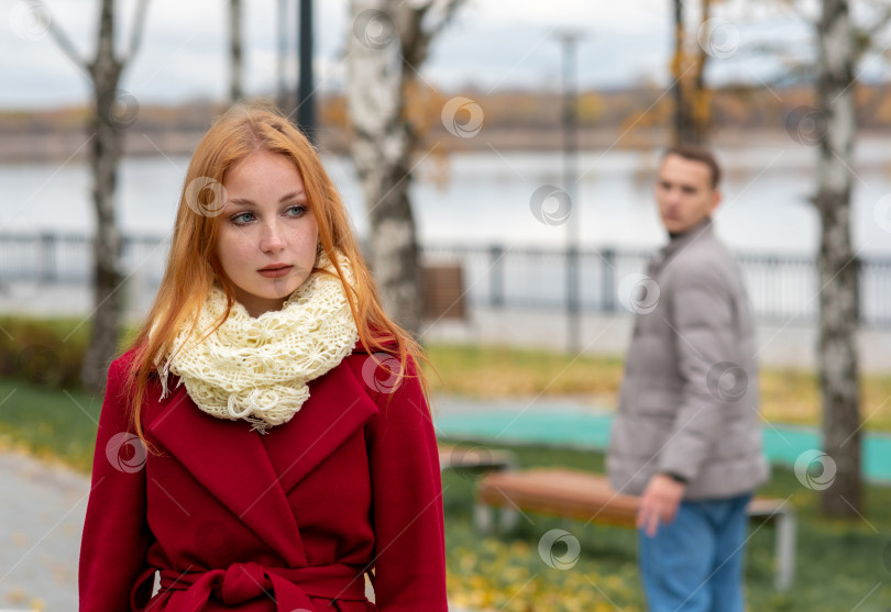 Скачать красивая девушка прогуливается по парку, молодой человек оглядывается на нее фотосток Ozero