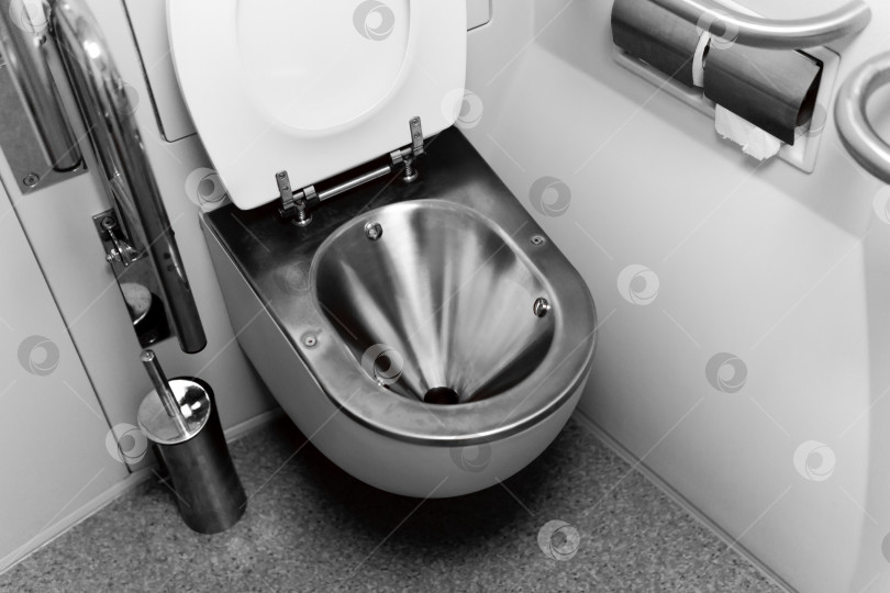 Скачать вакуумный туалет в вагоне пассажирского поезда фотосток Ozero