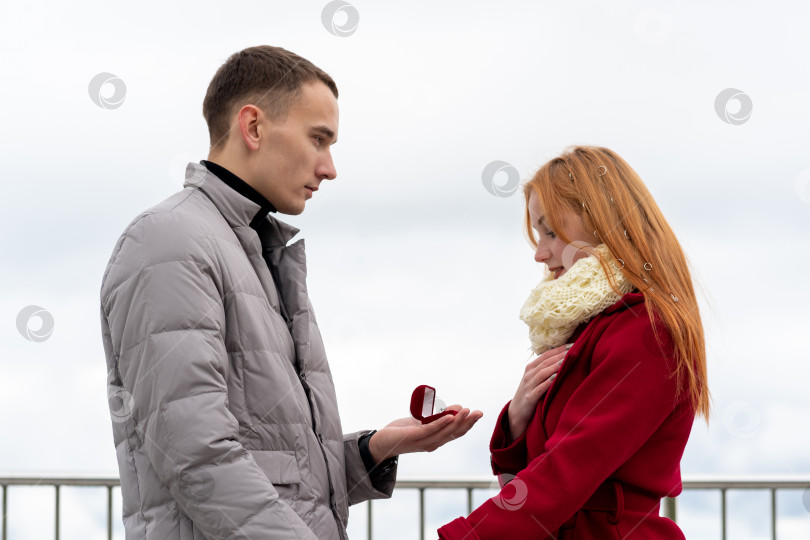 Скачать молодой человек делает девушке предложение руки и сердца, дарит кольцо фотосток Ozero