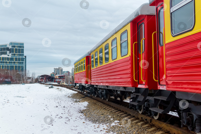 Скачать пассажирский поезд на узкоколейке на фоне города фотосток Ozero