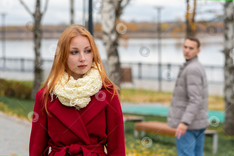 Скачать красивая девушка прогуливается по парку, молодой человек оглядывается на нее фотосток Ozero