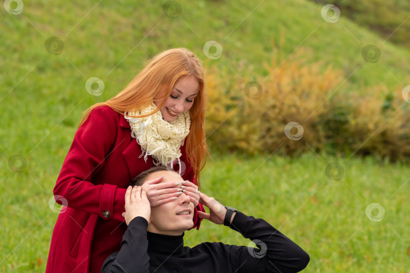 Скачать угадайте, кто? девушка закрывает глаза своему парню сзади фотосток Ozero