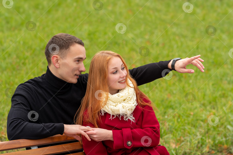 Скачать романтическая молодая пара на скамейке в парке фотосток Ozero