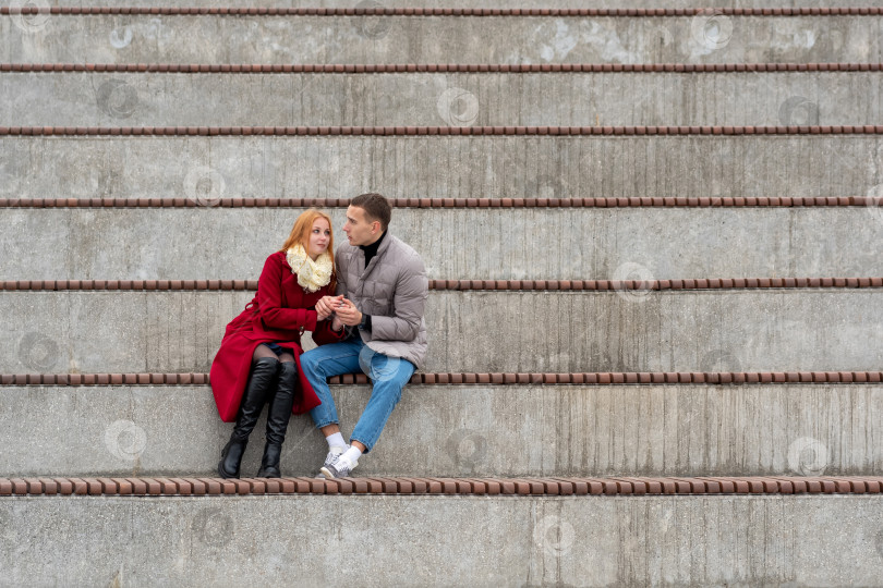 Скачать влюбленная пара, парень и девушка сидят вместе на пустой трибуне фотосток Ozero