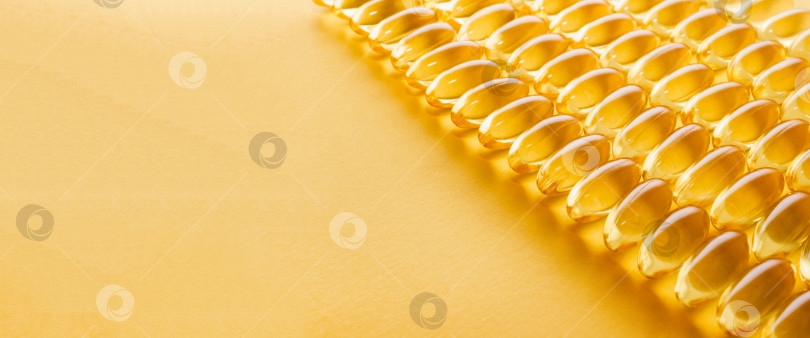 Скачать Витаминные капсулы на желтом фоне. Фармацевтика концепт. Баннер фотосток Ozero