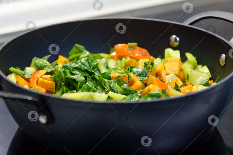 Скачать Приготовление овощей на домашней кухне. Нарезанные свежие овощи. Морковь, сельдерей, красный перец фотосток Ozero
