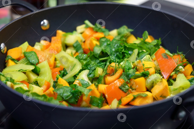 Скачать Приготовление овощей на домашней кухне. Нарезанные свежие овощи. Морковь, сельдерей, красный перец. фотосток Ozero