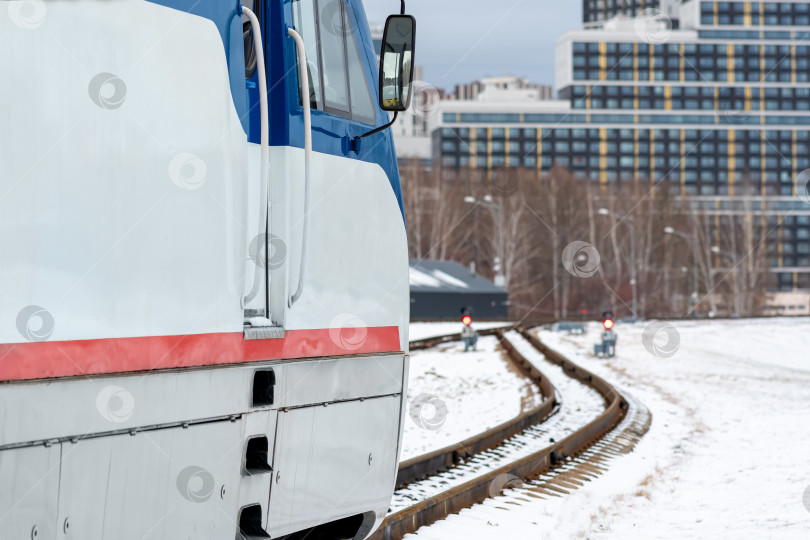 Скачать локомотив на узкоколейке на фоне города фотосток Ozero