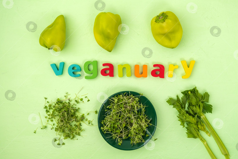 Скачать Написано "Вегануарий", месяц веганской диеты в январе называется "Вегануарий". Плоская поверхность фотосток Ozero