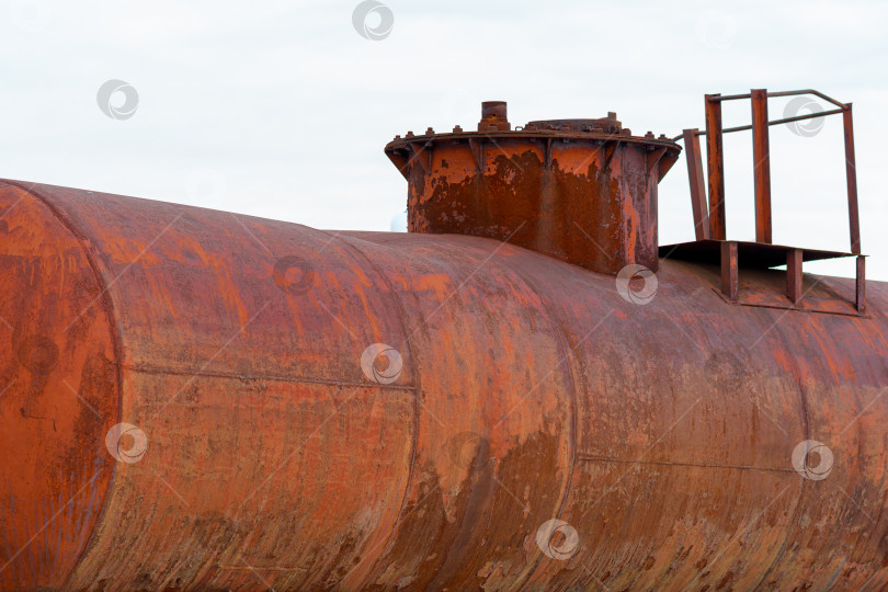 Скачать ржавая железнодорожная цистерна для нефтепродуктов фотосток Ozero
