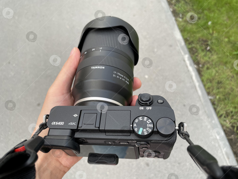 Скачать Тюмень, Россия - 20 июля 2022 года: Камера sony alpha a 6400 с зум-объективом Tamron 17-70 мм. Видео от первого лица фотосток Ozero