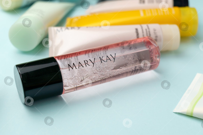 Скачать Тюмень, Россия - 30 июня 2022 года: Набор косметики Mary Kay, Чудо-набор для ухода за лицом, средство для снятия макияжа. Избирательный фокус фотосток Ozero