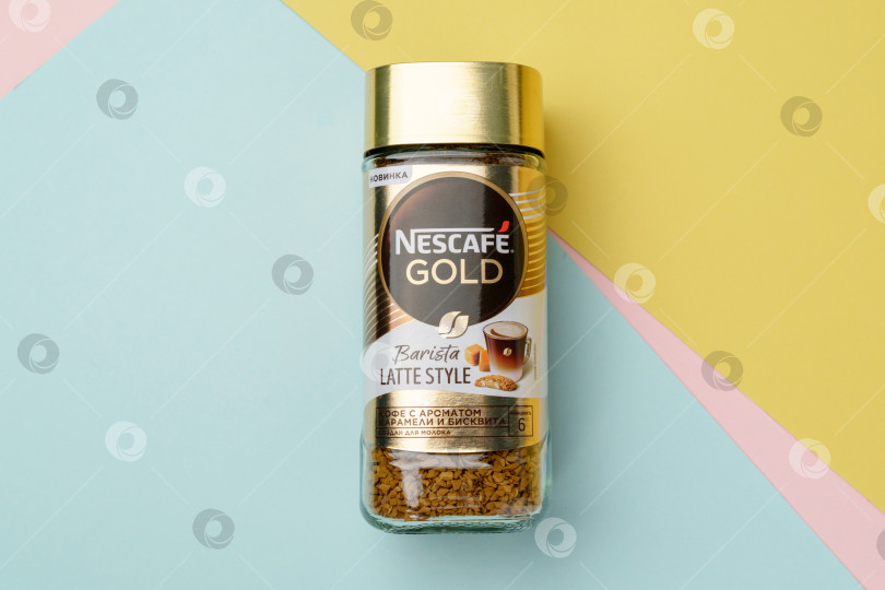 Скачать Тюмень, Россия - 30 июня 2022 года: Латте в стиле Nescafe gold Barista. Кофе с ароматом карамели и бисквитного торта. фотосток Ozero