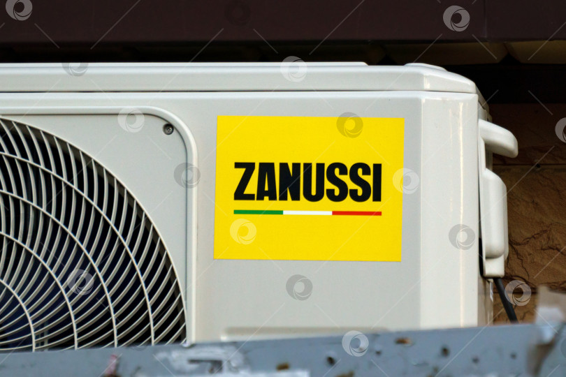 Скачать Тюмень, Россия - 03 августа 2022 года: вывеска компании Zanussi с логотипом на стене. Zanussi - итальянский производитель бытовой техники фотосток Ozero